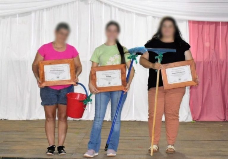 Polémico festejo del Día de la Mujer en Misiones: regalaron escobas y baldes.